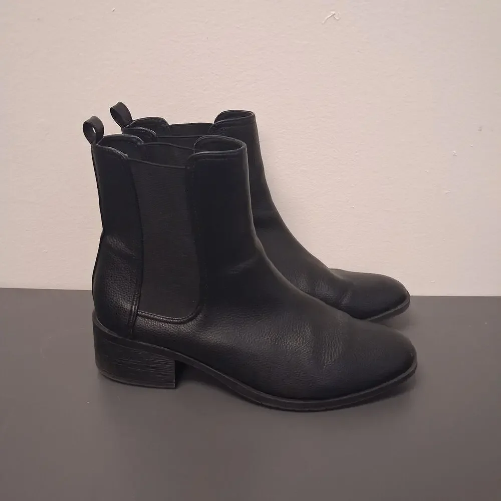 Kenneth Cole WMS 10M Black Leather Ankle Booties